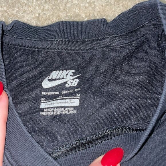 NIKE SB Men’s black tshirt with front pocket - Picture 4 of 4